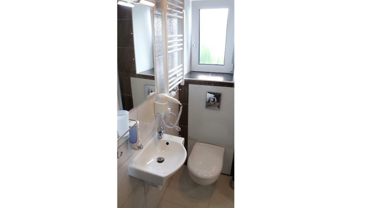 ホテル Mueller Residenz Zur S-Bahn カールスフェルト エクステリア 写真